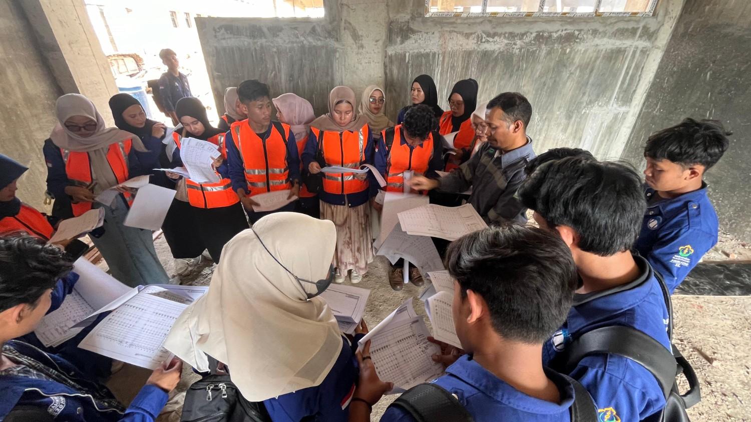 Mahasiswa Teknik Sipil Unimal Laksanakan Kuliah Lapangan di Proyek Gedung Kampus Reuleut