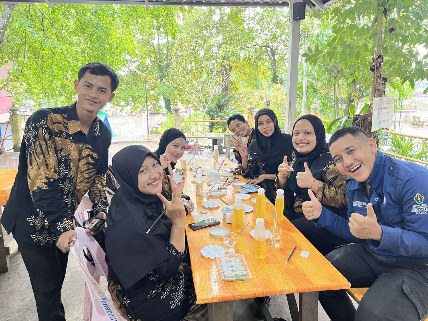 Mahasiswa dan Dosen Teknik Sipil Unimal Ikuti Pelatihan Melukis Keramik dalam Kegiatan Pengabdian Masyarakat di Thailand