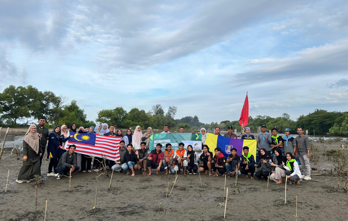 Teknik Sipil Unimal dan UiTM Malaysia Tanam Ratusan Mangrove di Pesisir Aceh Utara